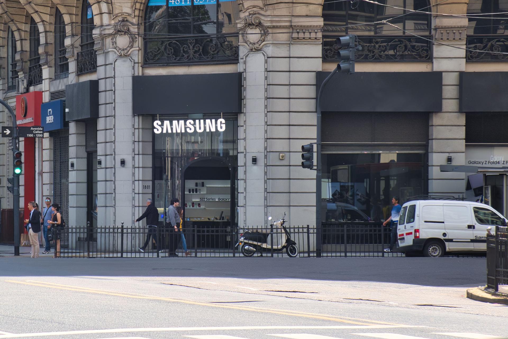 Samsung logo on Buenos aires store